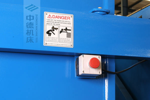 ZDSK-1632剪板机后部告急遏制按钮,最大水平保证工人宁静.jpg ZDSK-1632剪板机后部告急遏制按钮,最大水平保证工人宁静.jpg